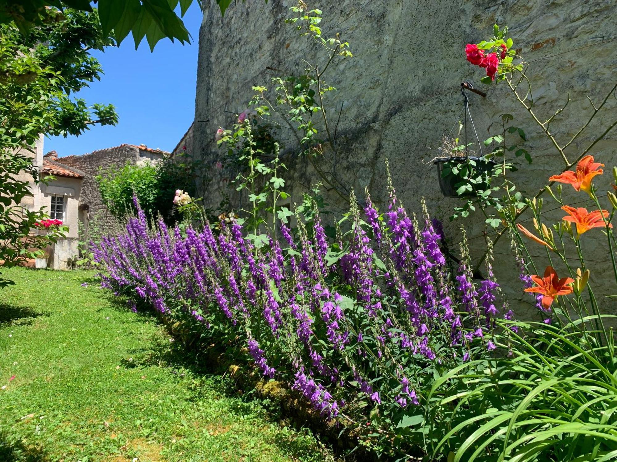 The Cool Lounge A Coulonges - Charente Panzió Kültér fotó