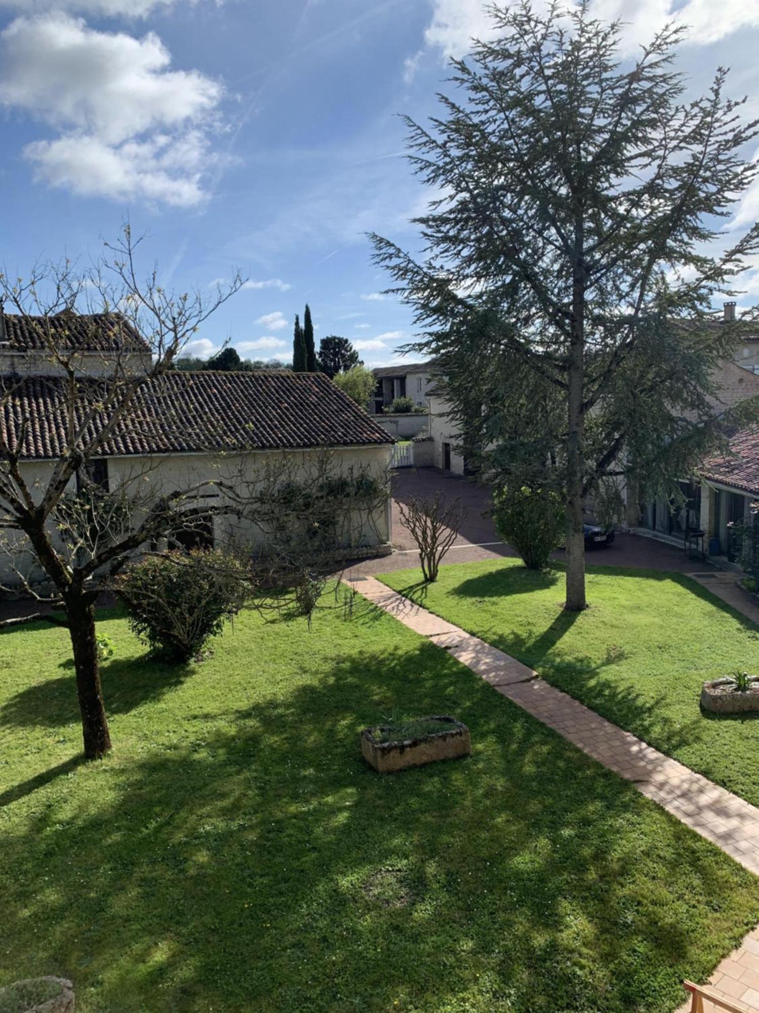 The Cool Lounge A Coulonges - Charente Panzió Kültér fotó