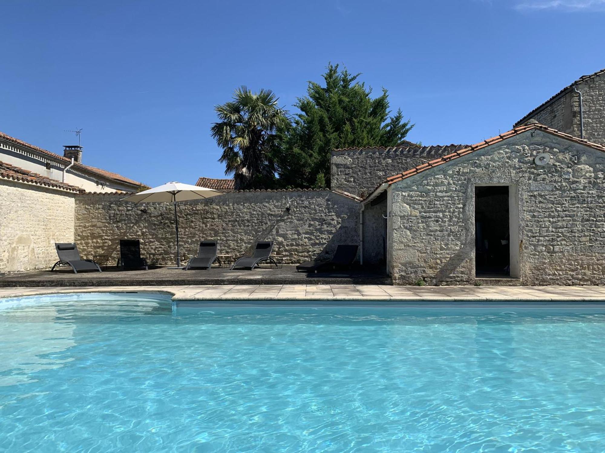 The Cool Lounge A Coulonges - Charente Panzió Kültér fotó