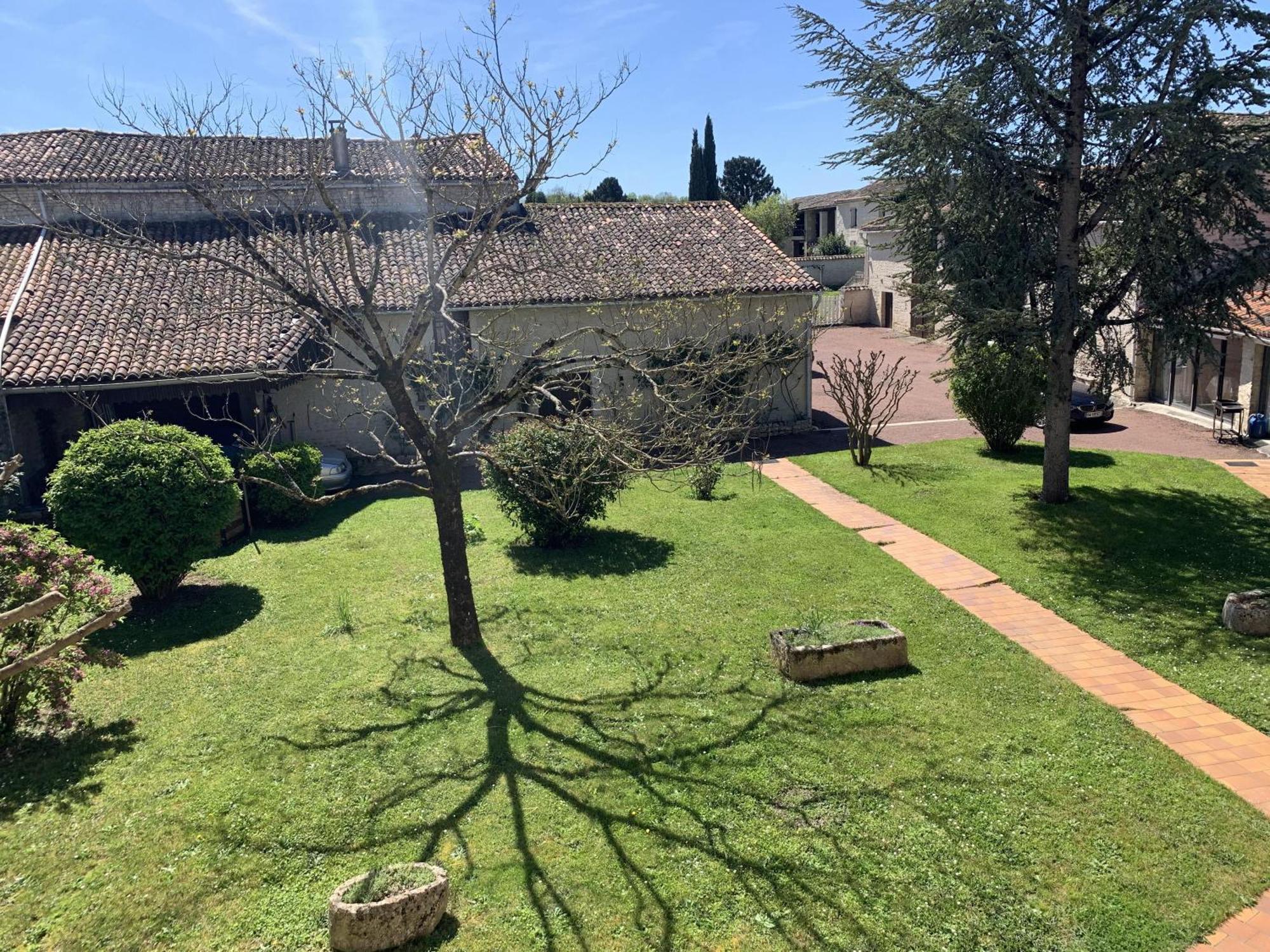 The Cool Lounge A Coulonges - Charente Panzió Kültér fotó