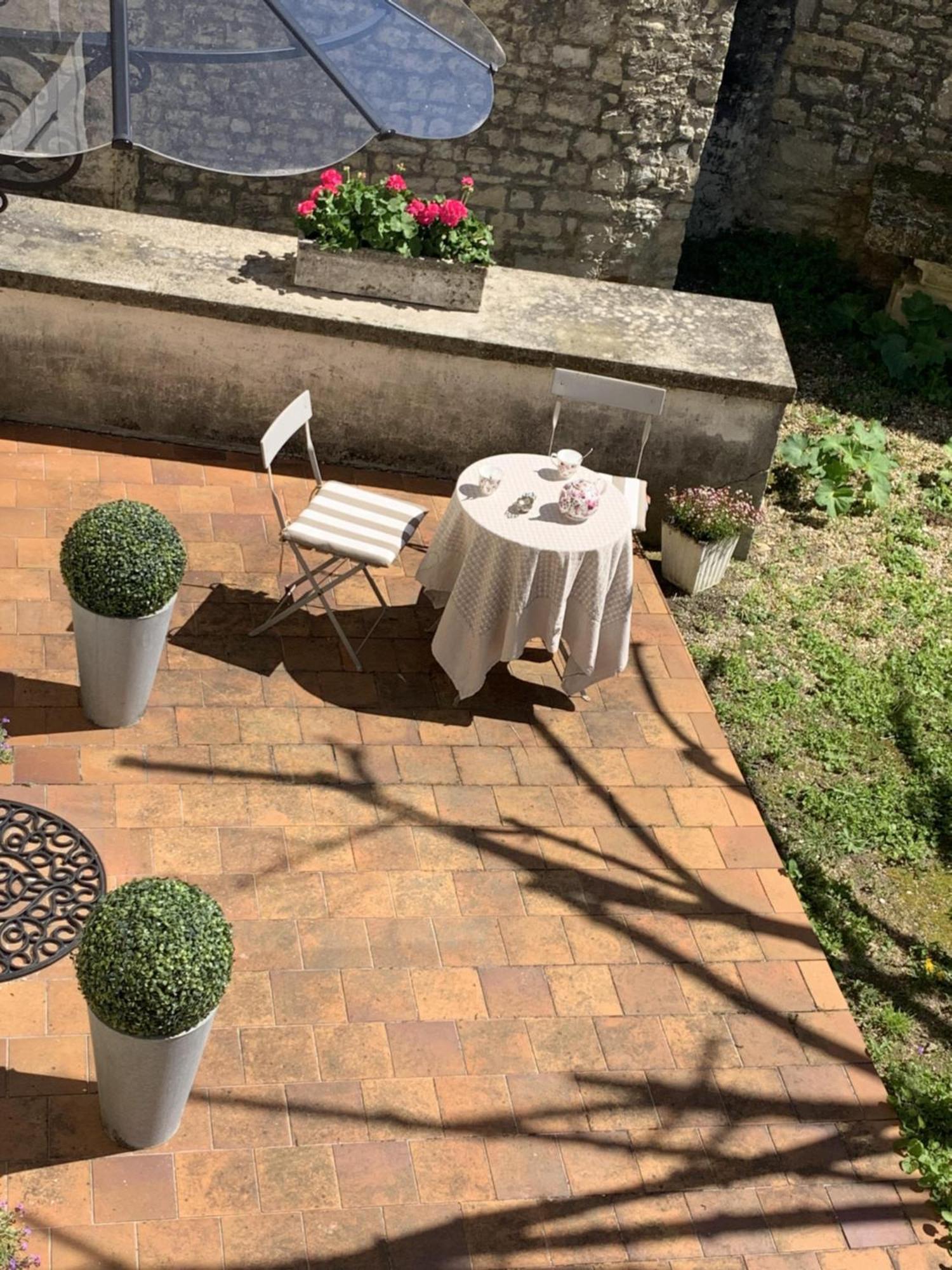 The Cool Lounge A Coulonges - Charente Panzió Kültér fotó